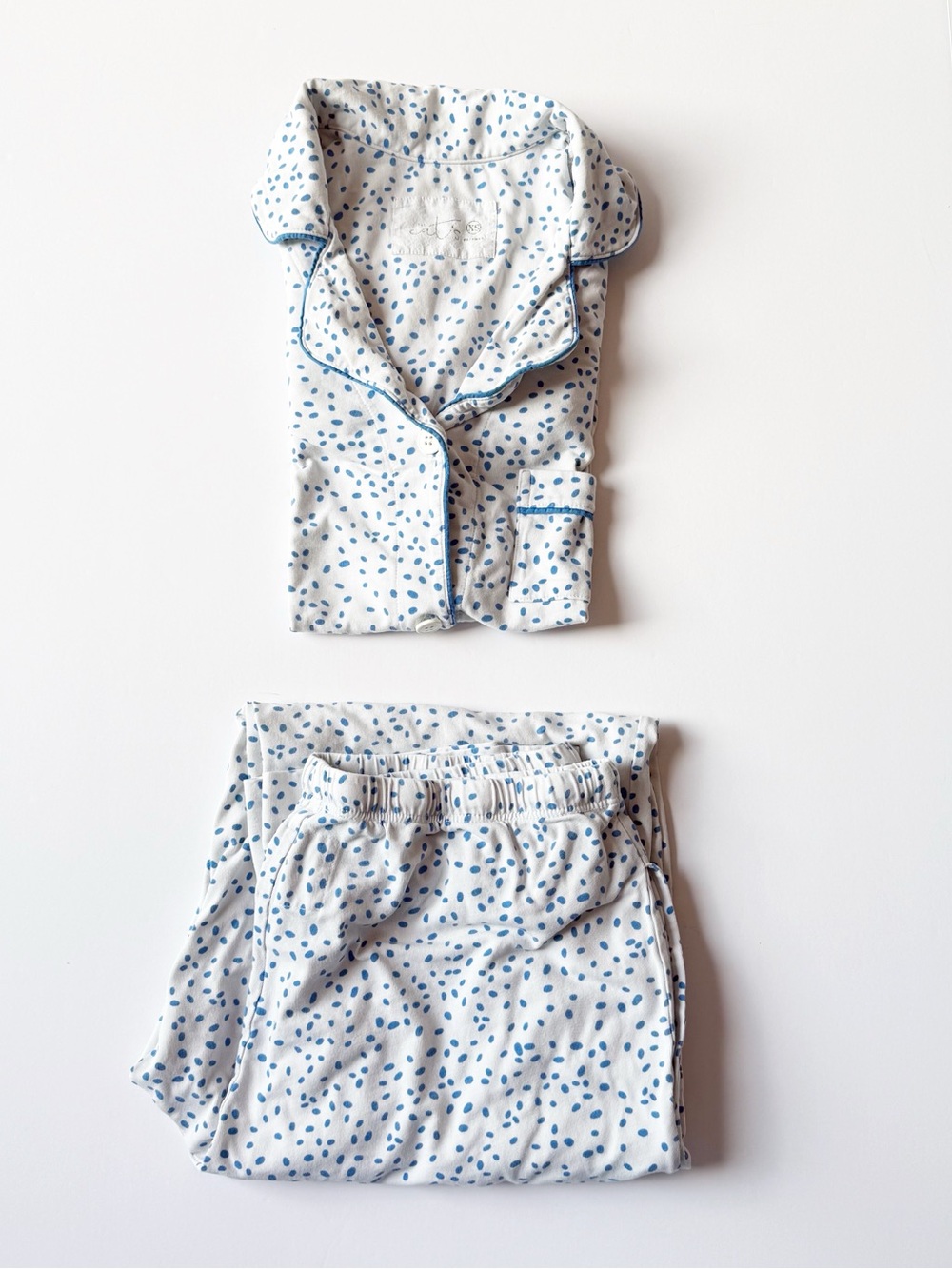 The Cat’s Pajamas Confetti Dot Pima Knit Long-Sleeved Pajama white/blue XS